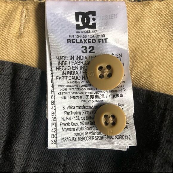 DC Shoes Khaki Flat Front Relaxed Fit Shorts (32) - Picture 3 of 4